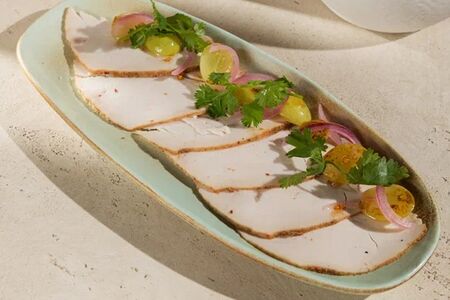 Пастрами из индейки с соусом Тоннато с жареным виноградом