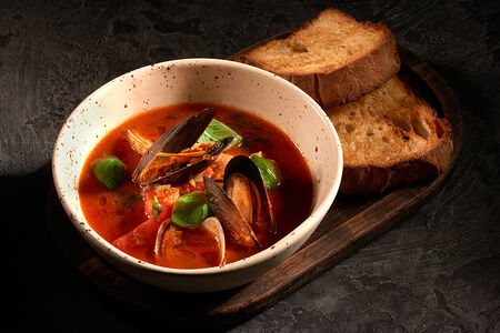 Суп Каччукко с морепродуктами и чиабаттой