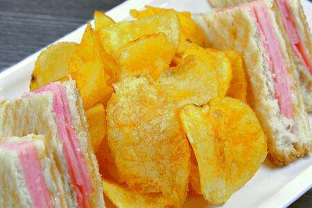 Сэндвич Карне с картофельными чипсами