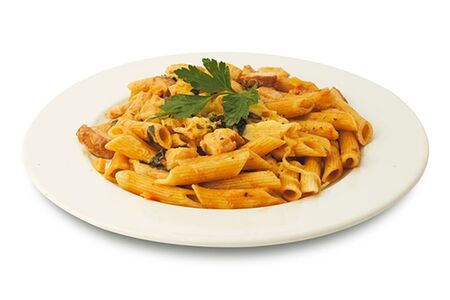 Пенне с беконом и томатным соусом