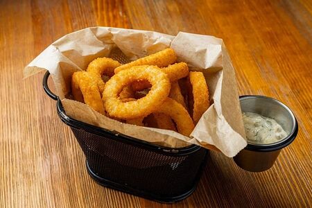 Луковые кольца фри с соусом тар-тар