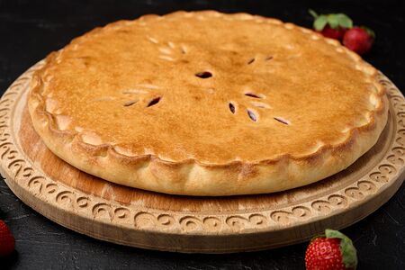 Осетинский пирог с клубникой и бананом