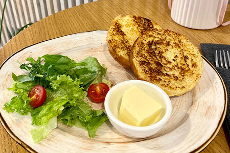 Собери свой завтрак с основой из фирменной булочки бриошь, сливочного масла и миксом салата 