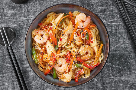 Вок С курицей и креветкой в соусе Чили