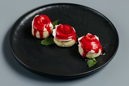 Сырники с клюквенным соусом