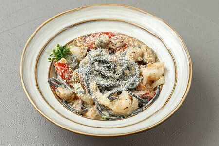 Черная сливочная паста с морепродуктами 