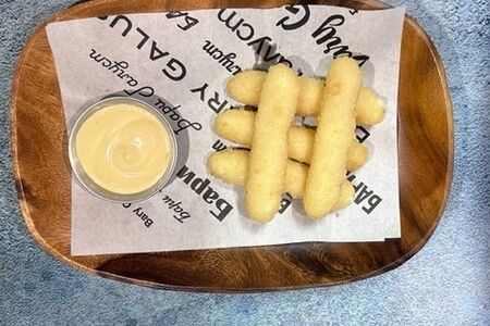 Сырные палочки с ореховым соусом