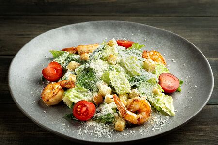 Салат Цезарь с креветками