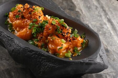 Попкорн из креветок с соусом манго