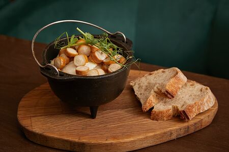 Котелок с куриными колбасками и пюре