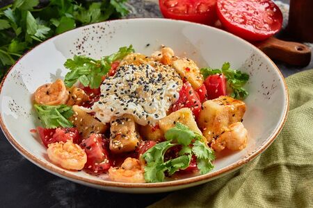 Салат с хрустящими баклажанами, креветками и фермерским сыром