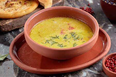 Сливочная уха с форелью и креветками