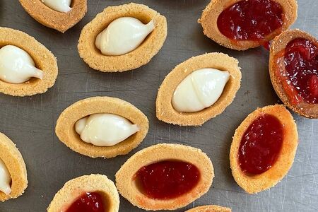 Орешки со сливочной начинкой и ягодным мармеладом