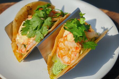 Тако с тунцом и зеленой креметтой 