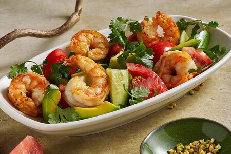 Салат с креветками и сладкими томатами и авокадо