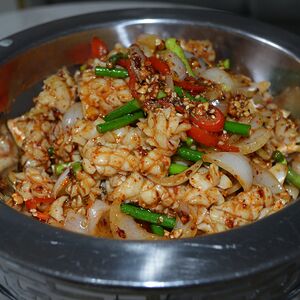 Тушеные кальмары на огне