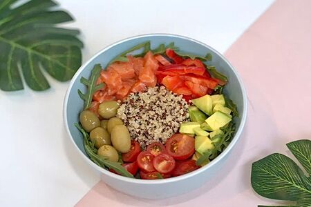 Fitness-боул с киноа и лососем