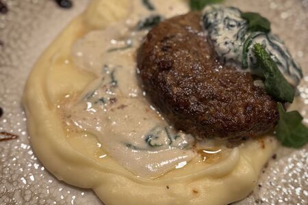 Бифштекс с картофельным пюре и пикантно-сливочной заправкой из шпината