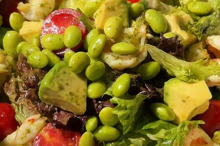 Салат с авокадо и креветками