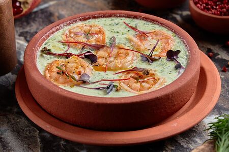 Чкмерули с креветками в шпинатном соусе