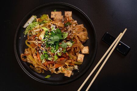 Яичная лапша с тофу и соусом Хойсин