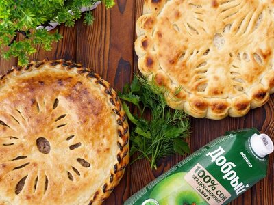 Комбо пирог Курица и сыр, пирог со шпинатом и сыром, сок яблочный 