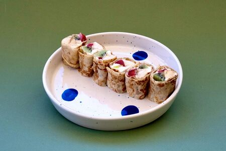 Блинчики со сливочным кремом и фруктами