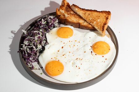 Завтрак из трех яиц с коул-слоу 