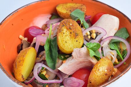 Салат мясной с бужениной, картофелем, шпинатом и арахисом 