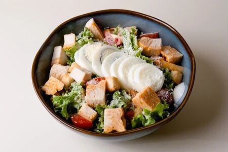 Салат Цезарь с курицей