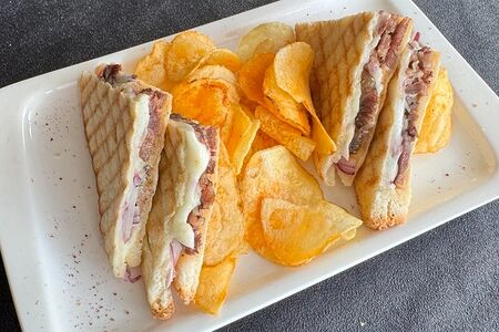 Сэндвич Эль-Джамон с картофельными чипсами