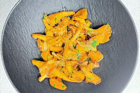Лисички жаренные со сметаной