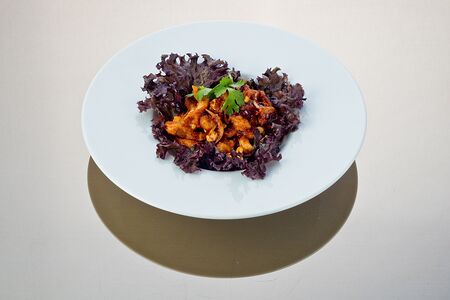 Салат с курицей, креветками и кешью