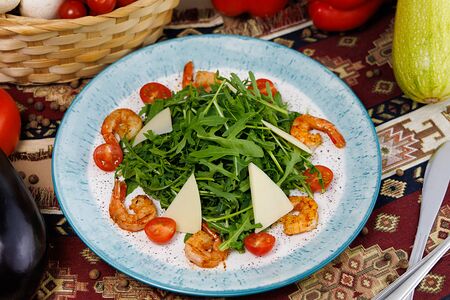 Рукола с креветками 