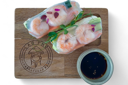 Свежий нэм с креветкой и авокадо