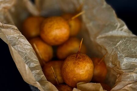 Сырные шарики с соусом чесночный