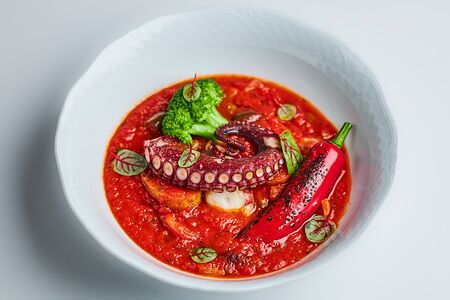 Осьминог Alla Luciana с картофелем, брокколи и красным луком