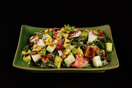 Салат с угрём и авокадо 