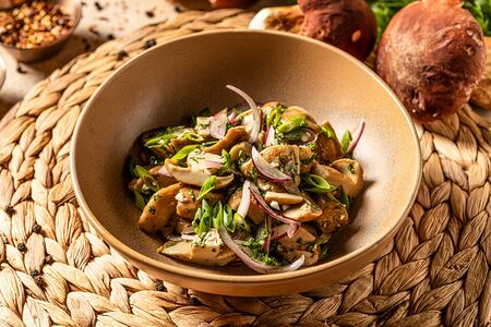 Маринованные белые грибы с луком и зеленью