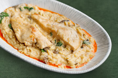 Орзо с куриным филе и сливочным соусом из тхины