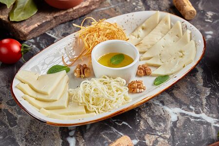 Ассорти из домашних грузинских сыров