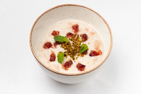 Овсяная каша с вареньем из лепестков роз