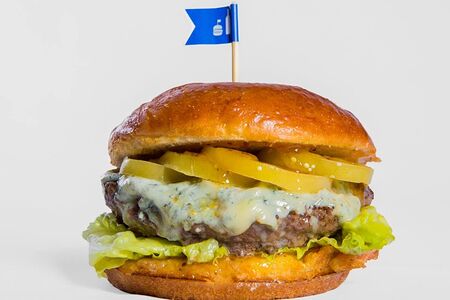 С голубым сыром бургер