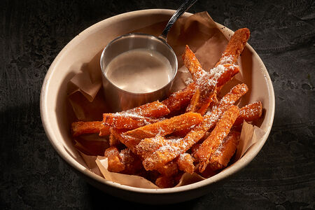 Батат фри, пармезан, соус айоли