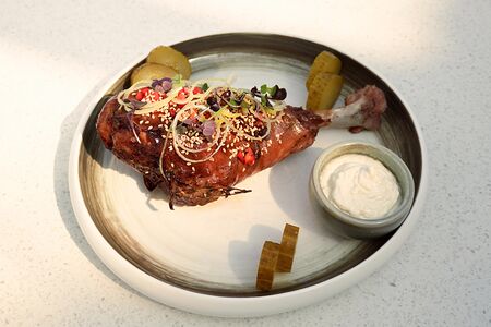 Голень индейки в азиатской глазури