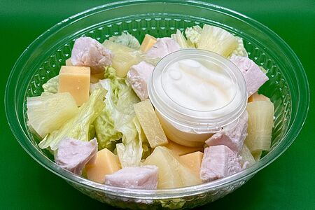 Салат с копченой курицей и ананасами