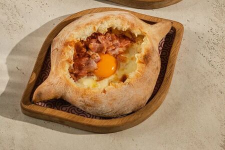 Хачапури с копченым сыром и беконом