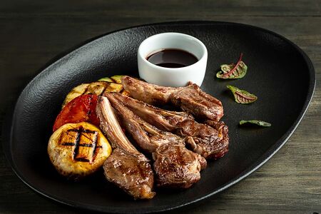 Каре ягненка с овощами гриль