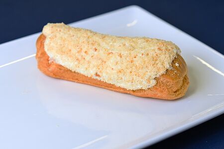 Эклер с белковым кремом