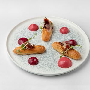 Эклер с паштетом из курицы с утиным прошутто